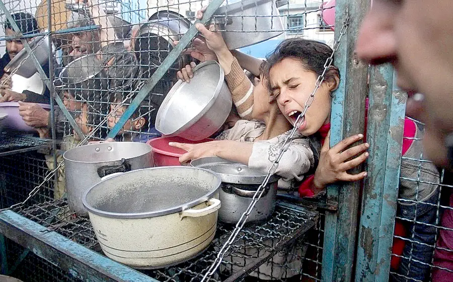 Palestinos esperan a recibir comida en un campo de refugiados de Jabaliya, al norte de la franja de Gaza. Foto: AP
