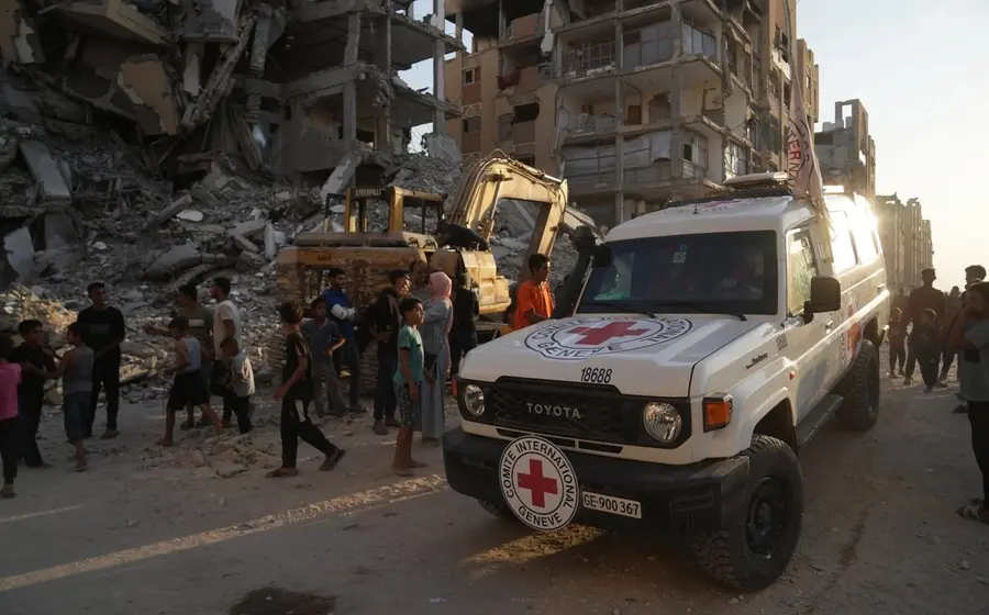 Personal de la Cruz Roja arriban a la ciudad de Hamad, en Jan Yunis, donde Hamas busca cadáveres de rehenes israelíe. Foto: AP