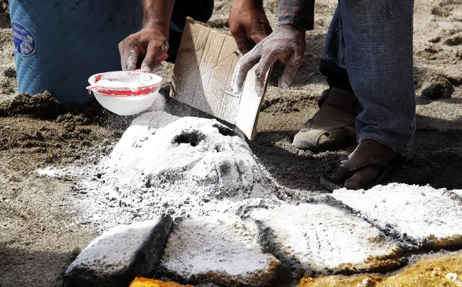 “El Grupo Cultural Tulaba de Santo Domingo Tehuantepec invita a todos los pobladores a ser partícipes de esta experiencia única, que año con año se realiza con el ánimo de preservar nuestras costumbres y tradiciones”.  Samuel Gutiérrez, artista plástico