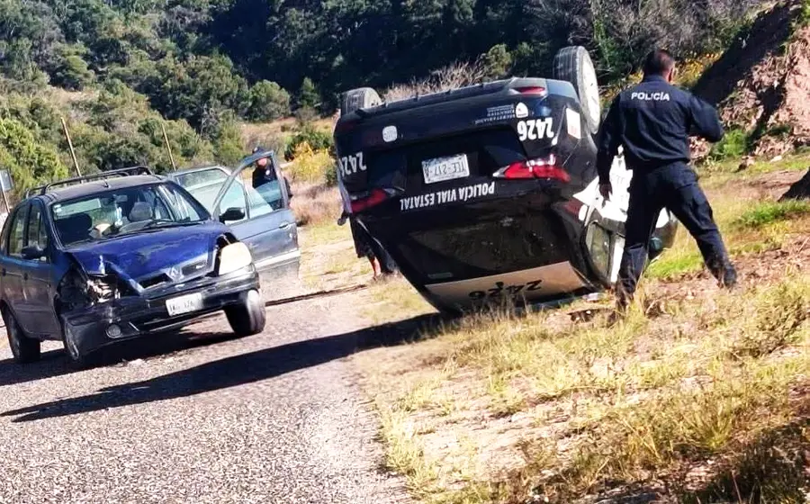 La patrulla de la Policía Vial Estatal terminó volcada por el accidente.