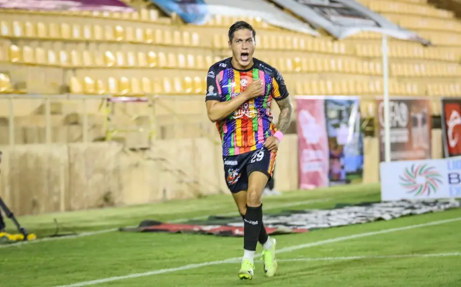 Sergio Meza consumó un golazo para el empate a uno