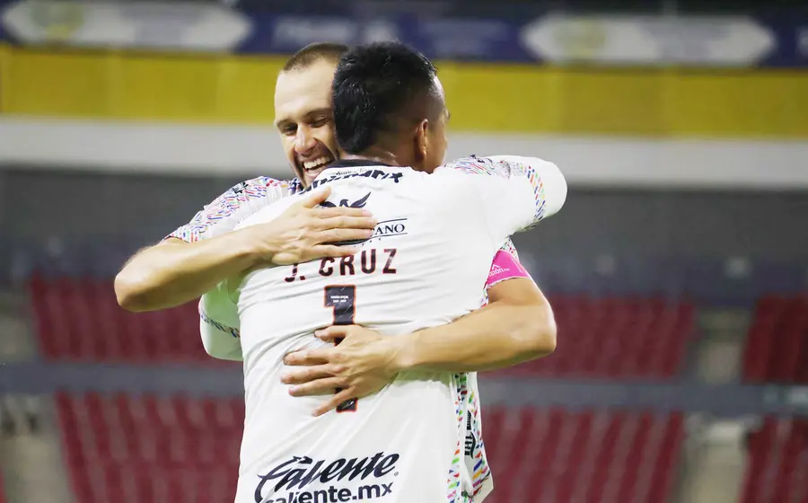 ulio Cruz siendo felicitado por sus compañeros tras la histórica anotación