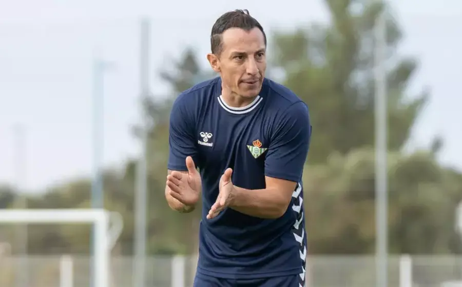 El mexicano Andrés Guardado inicia su etapa como entrenador, en las fuerzas básicas del Real Betis.