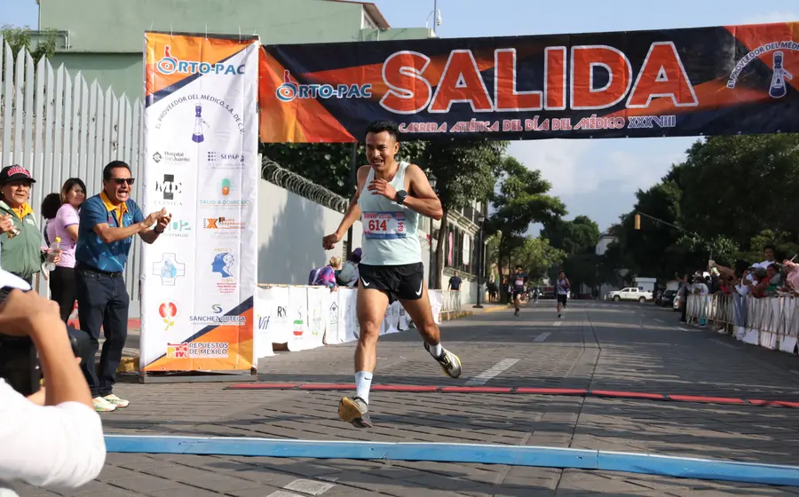El ganador absoluto al momento de cruzar el arco de meta