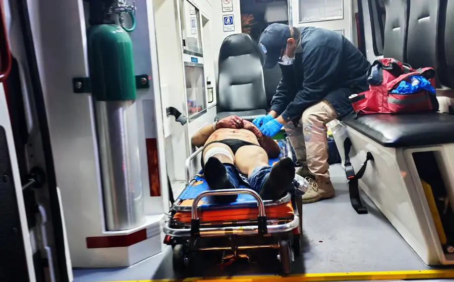 Fabián N., de 36 años, resultó herido de bala por lo cual fue auxiliado por paramédicos de San Pablo Etla.