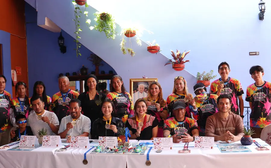 Organizadores e invitados en la foto general