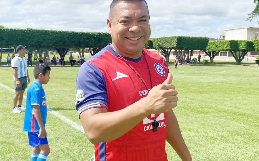 Princess O’Brian Anota, aporta sus conocimientos a las nuevas generaciones de futbolistas cruzazulinos.