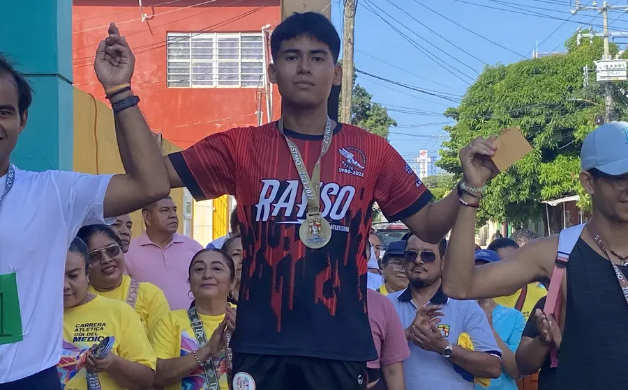 Enrique Magno en lo más alto del podio de ganadores.