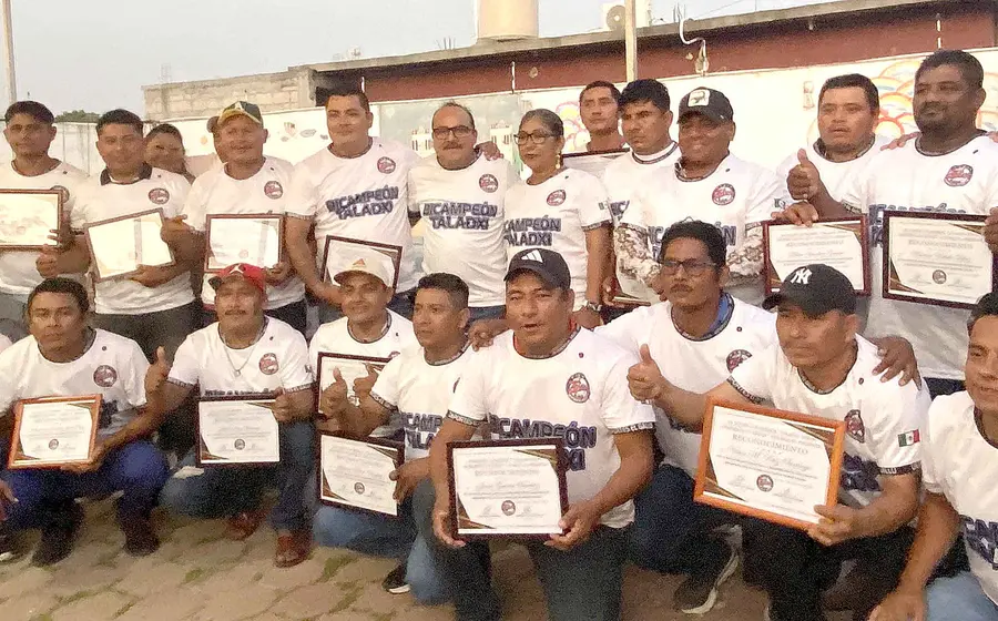 Tekos Despierta Juchitán posó para la foto del recuerdo.