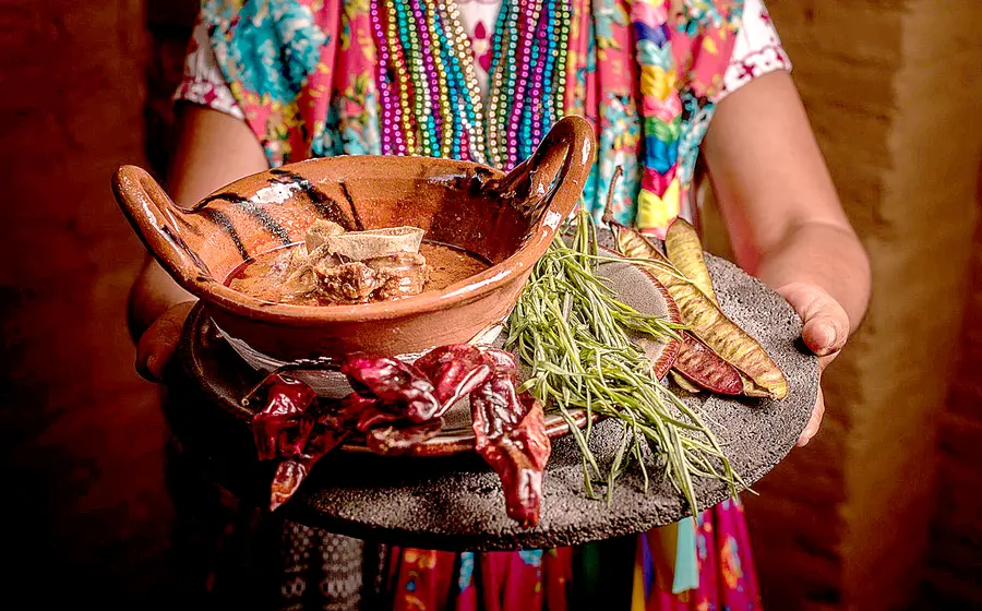 Inicia Guelaguetza Ñuu Savi y el Festival del Mole de Caderas en la ciudad de Oaxaca.