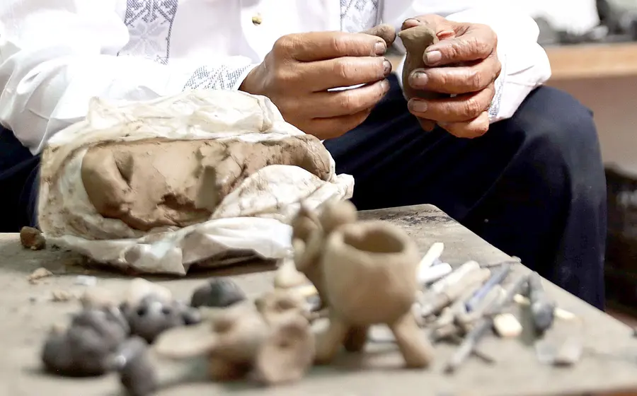 Carlomagno Pedro Martínez es uno de los artistas oaxaqueños que han elevado el arte popular a nivel nacional e internacional./Foto: Territorio Score.