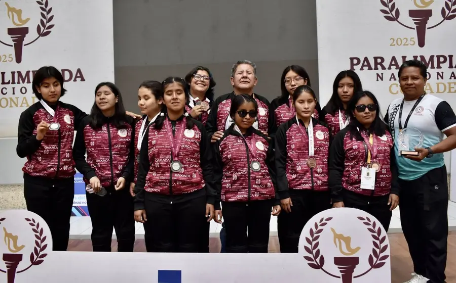 Los dos equipos femeniles medallistas con su entrenador y Samuel Zenteno