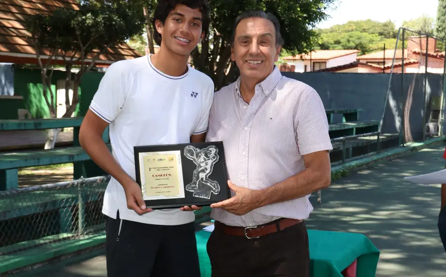 El presidente de la ATEO, Adolfo Martínez, premiando a Luis González