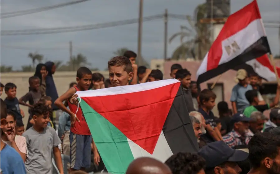 Palestinos se reúnen tras el anuncio de que Israel y Hamas acordaron un alto el fuego en Gaza frente a la sede del comité egipcio, en Deir al-Balah, en el centro de la Franja de Gaza, el 9 de octubre de 2025. ## Foto: Xinhua