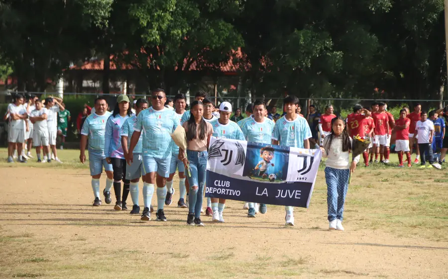  El pasado domingo se llevó a cabo la ceremonia de inauguración de una nueva edición de la Liga de Futbol Taladzi de la Villa de Zaachila.