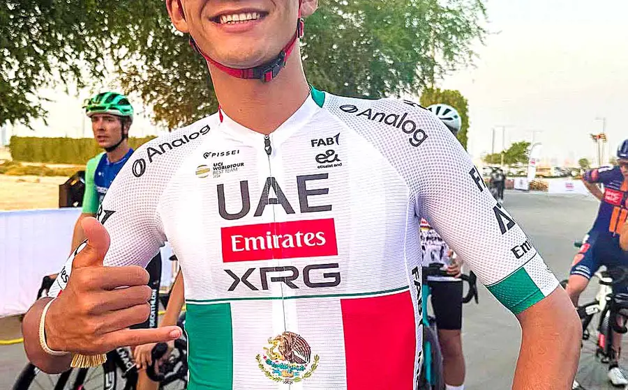 El ciclista Isaac del Toro ya luce la bandera mexicana en su jersey del UAE Team.