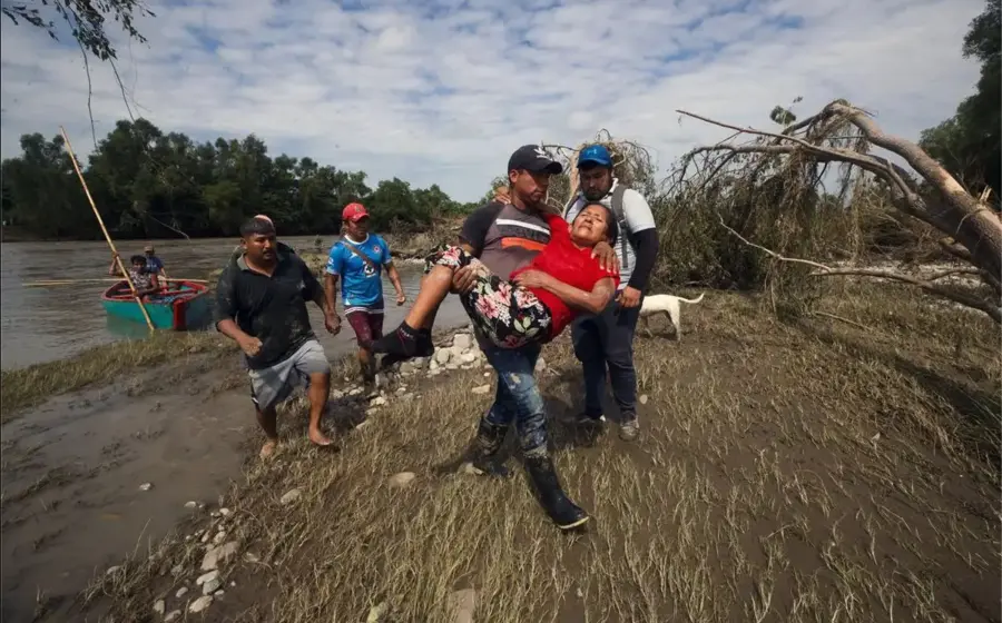 Pobladores de La Máquina cruzan el río Pantepec. && Foto: Alfredo Domínguez