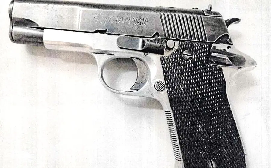El arma y cartuchos asegurados al policía de Oaxaca de Juárez.