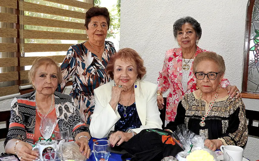 "La felicidad se encuentra en los pequeños detalles, en las sonrisas compartidas, en los abrazos sinceros".