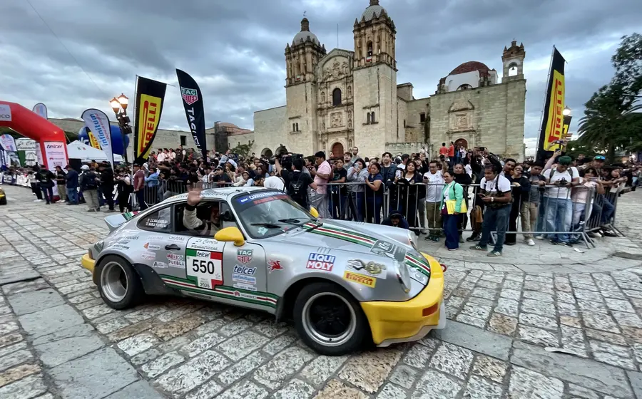 El Templo de Santo Domingo de Guzmán fue testigo mundo del arribo de los autos clásicos que participan en La Carrera Panamericana 2025