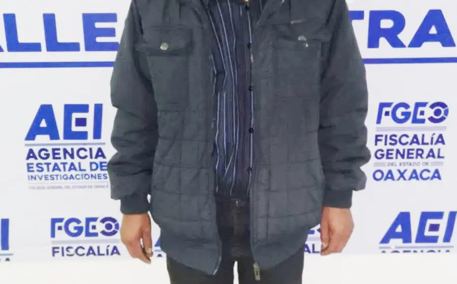 Amago a su víctima con unas tijeras