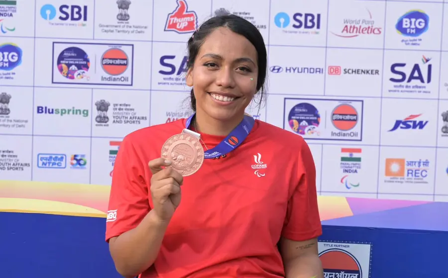 Rebeca Citlaly Cortés, con su medalla mundial en Nueva Delhi