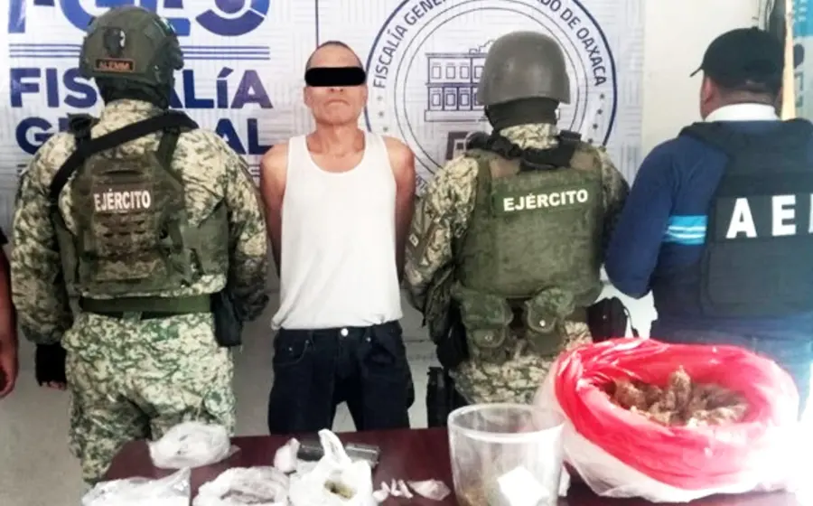 Jesús alias Chucho Loco fue detenido en San Pablo Villa de Mitla, Tlacolula, durante un cateo y se le decomisó droga.