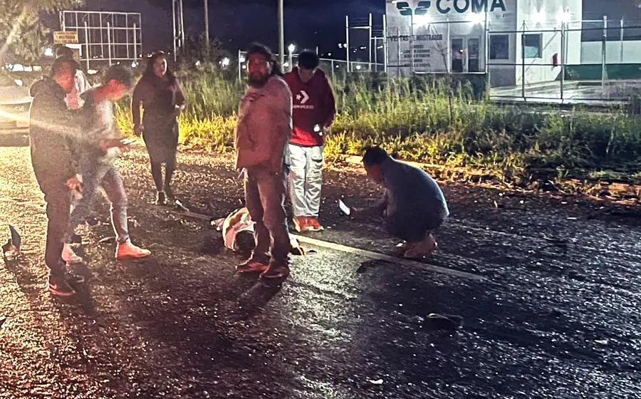 Un motociclista quedó con lesiones de gravedad al ser impactado por un vehículo en la carretera a Zimatlán.