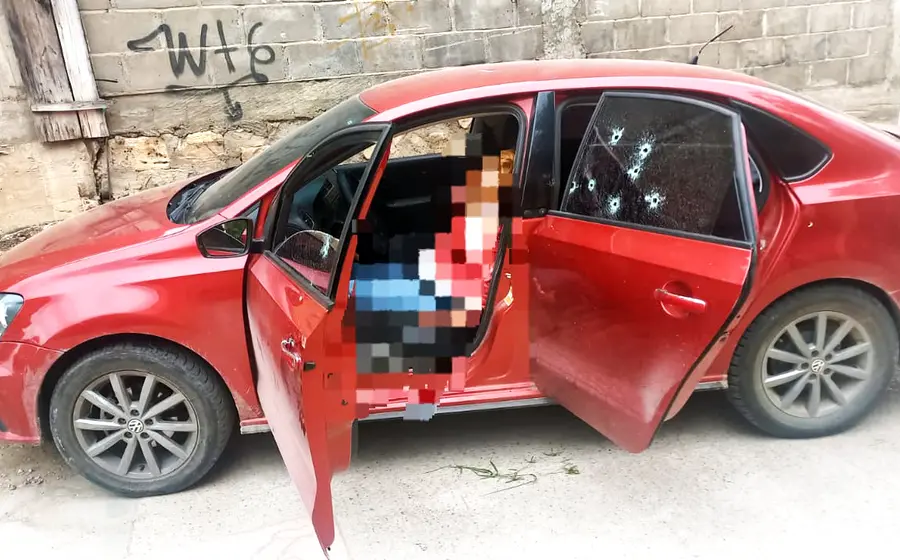 Daniela Liliana de 37 años de edad quedó sin vida dentro del vehículo.