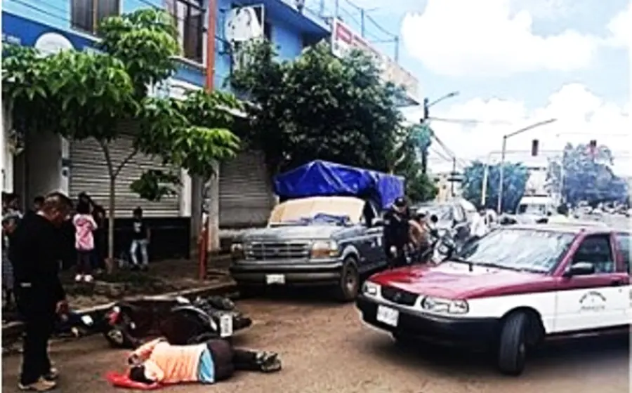 Paramédicos de Cruz Roja Mexicana le brindaron los primeros auxilios a los lesionados.