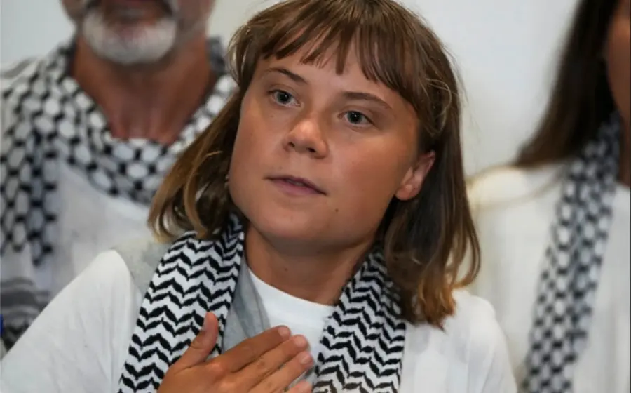 La activista Greta Thunberg tras su arribo a Atenas, Grecia. ### Foto Ap