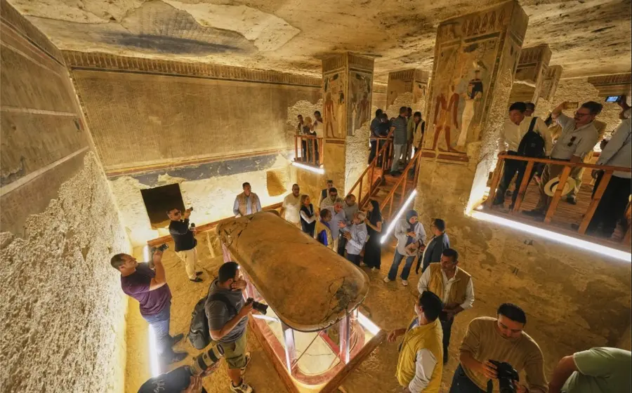 La tumba del faraón Amenhotep III, una de las más grandes del Valle de los Reyes y Reinas del sur de Egipto, abrió oficialmente sus puertas tras años de obras de restauración, el 4 de octubre de 2025. Foto: AFP