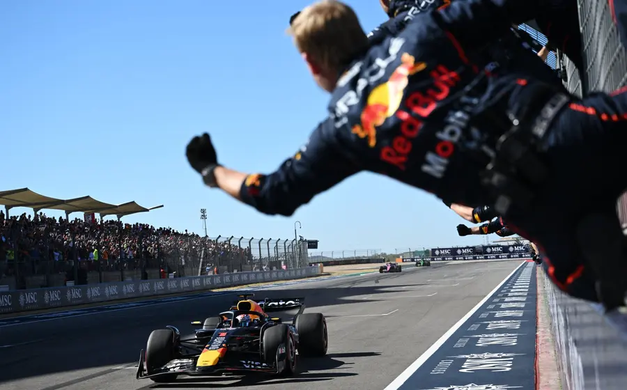 El pilote neerlandés Max Verstappen resurgió en busca del pentacampeonato en la Fórmula Uno