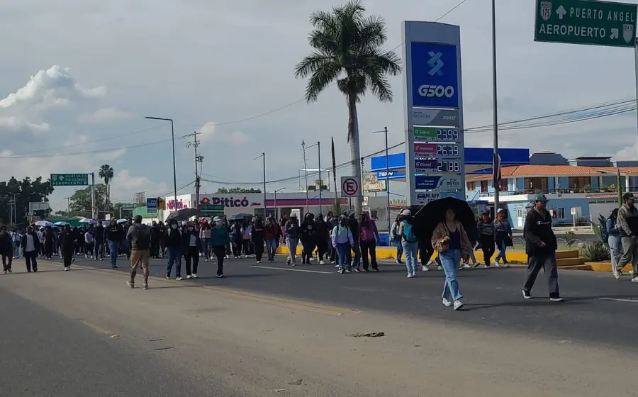 La Sección 22 del SNTE-CNTE se declaró hoy en paro de labores de 24 horas como medida de presión para que sean atendidos sus reclamos.