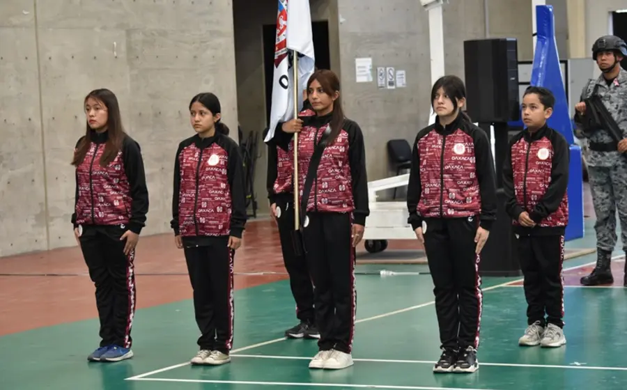 La delegación de deportistas oaxaqueños durante la ceremonia de abanderamiento oficial, previa a su participación en los Juegos Populares nacionales.