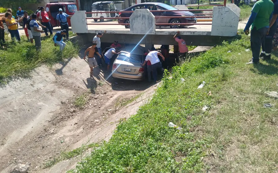 Un automóvil se encuentra dentro de un canal de aguas después de un accidente en la colonia Carlos Sánchez de Juchitán de Zaragoza.