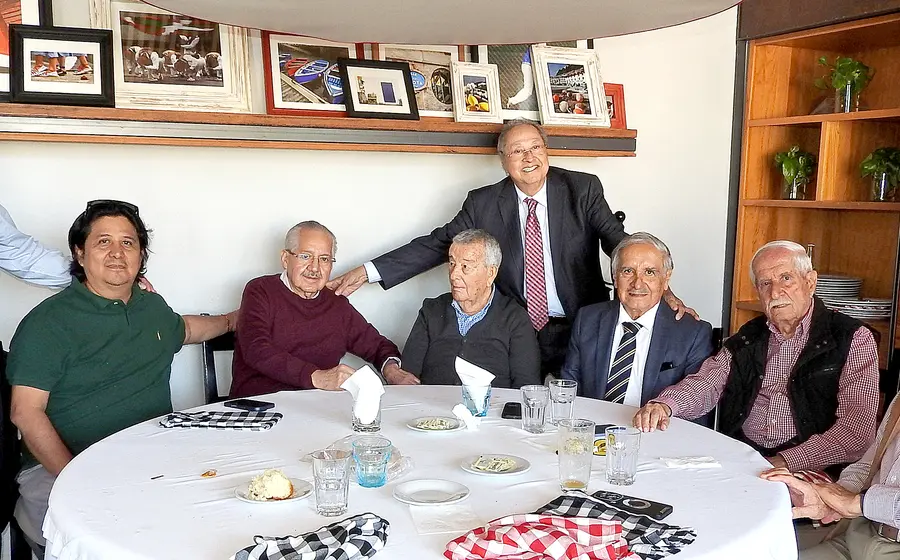 Un grupo de amigos posa sonriente para la cámara durante un agradable encuentro social celebrado en la ciudad.
