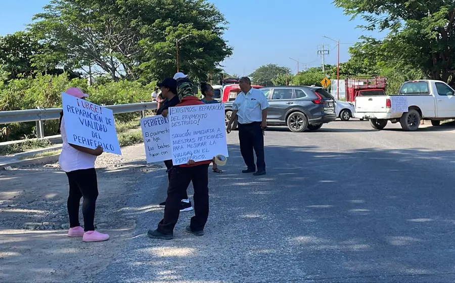 Un grupo de manifestantes bloquea la Carretera Federal Transístmica para denunciar el grave deterioro y las malas condiciones del periférico.