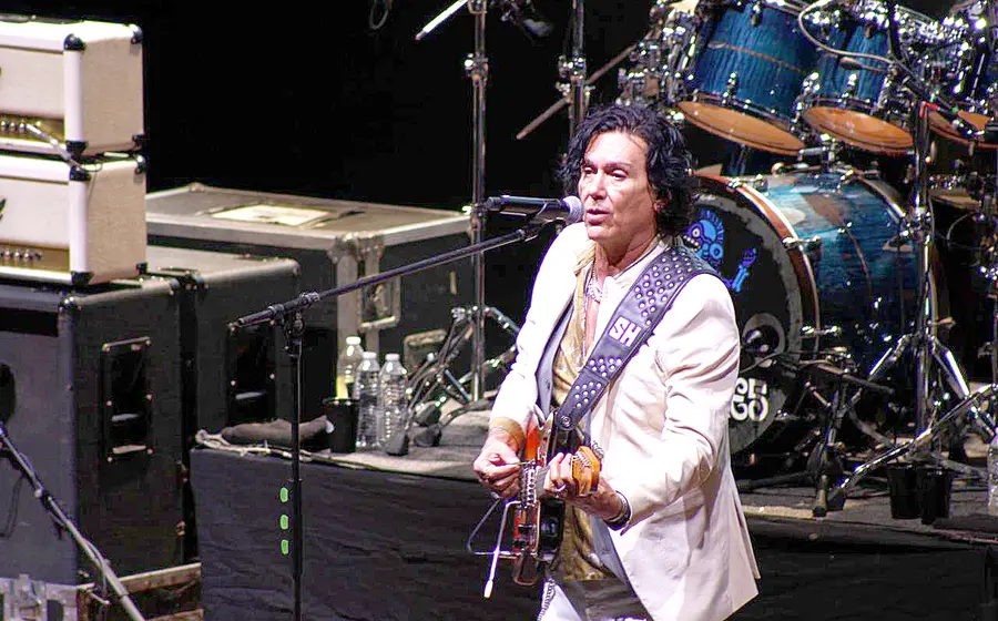 La banda de rock Caifanes en el escenario durante su exitoso concierto, descrito como un ritual sonoro, en el Auditorio Guelaguetza.