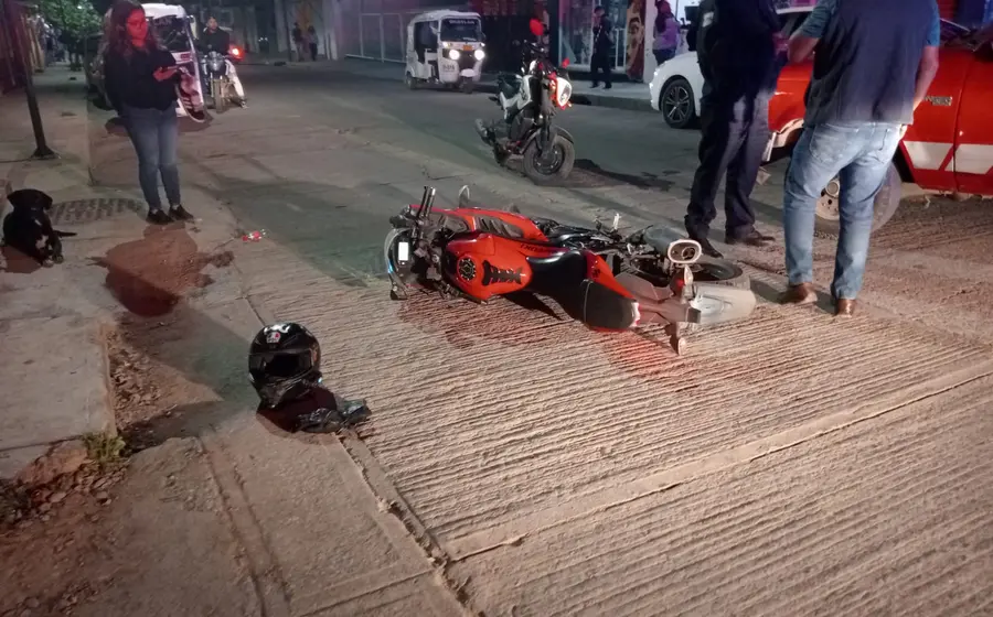 Escena del choque entre una motocicleta y otro vehículo en Ocotlán, el cual resultó únicamente en daños materiales para ambas unidades.