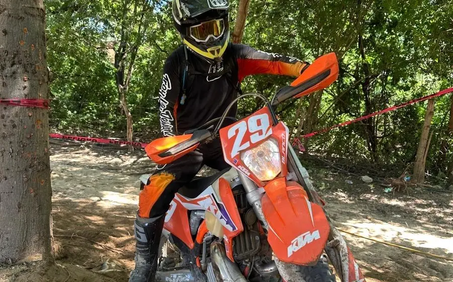 El piloto Christian Blanco celebra su triunfo como ganador absoluto de la emocionante competencia de enduro celebrada en Barra de Cuatunalco.