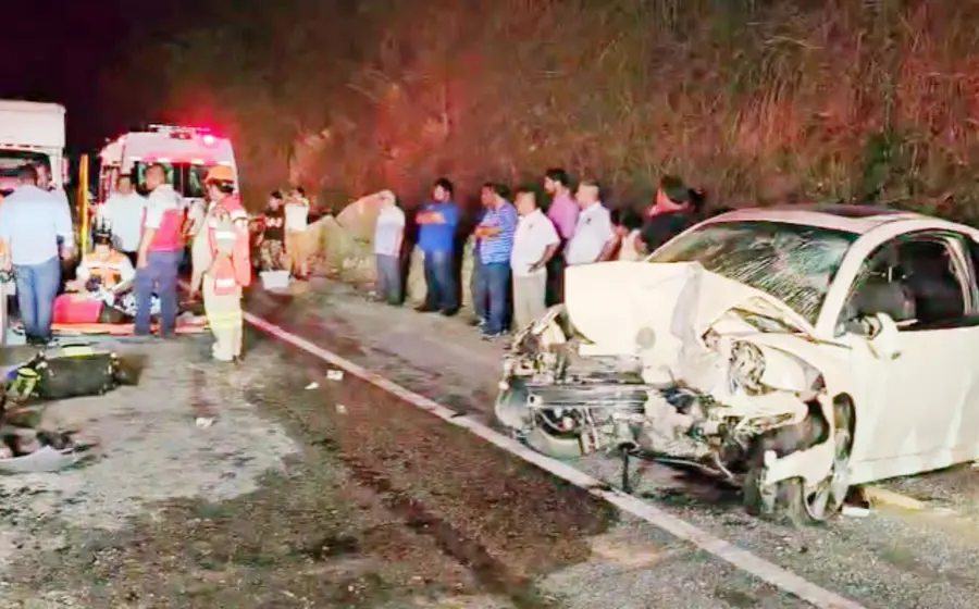 Cinco personas resultaron con lesiones de diversa consideración tras un aparatoso accidente vehicular.