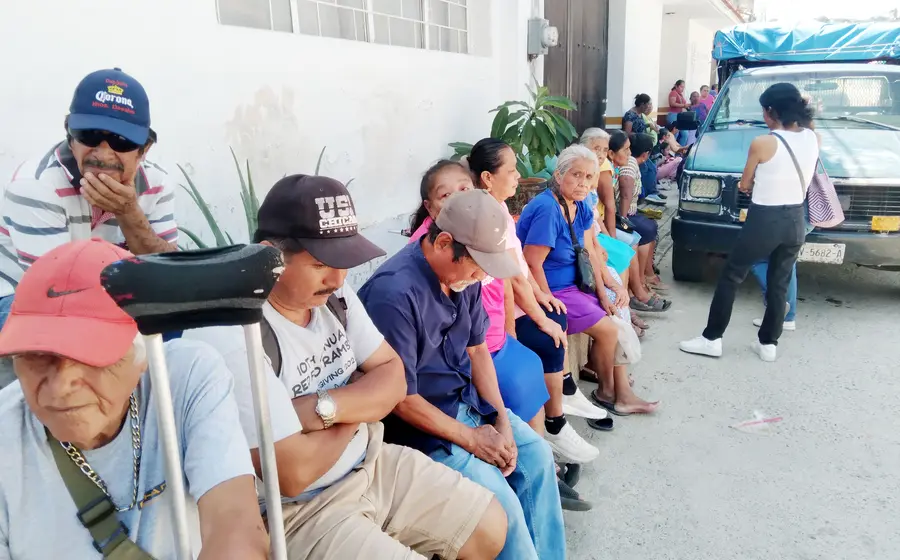 Ciudadanos de Vixhana y Guichivere toman las oficinas del agua potable para protestar por la falta de servicio en sus barrios.