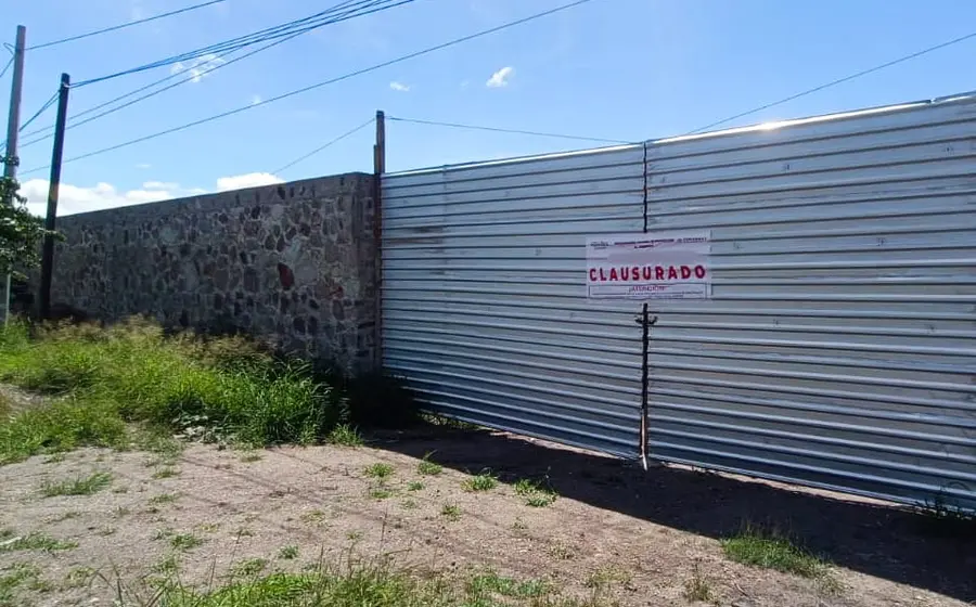 Sellos oficiales de clausura colocados por la Profepa en la entrada de una construcción suspendida en el Monumento Natural Yagul.