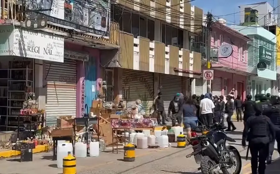La mercancía quedó esparcida en la calle.