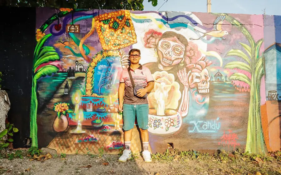 Artistas plasman su visión sobre la vida, la muerte y el recuerdo en una obra durante el concurso de 'Mural Xandu' en Juchitán.