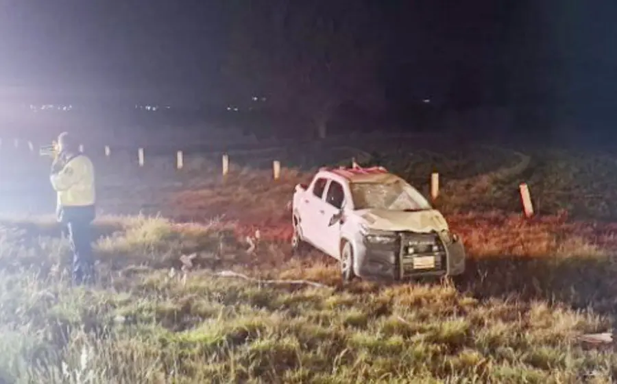 Personal de emergencias atiende a las víctimas de un choque vehicular provocado por un conductor que se quedó dormido al volante.
