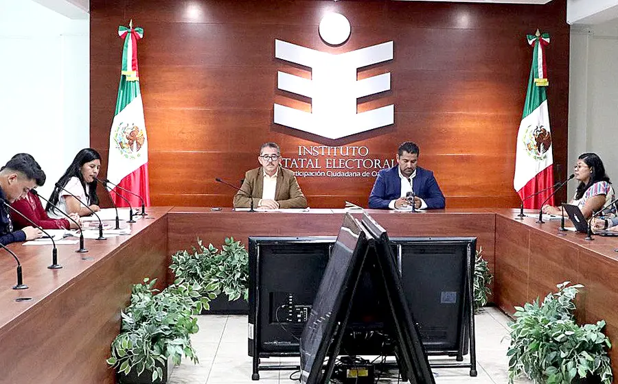 Consejeros electorales, directores y representantes institucionales reunidos durante la consulta del IEEPCO a pueblos indígenas y afromexicanos.