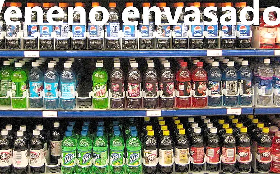 Imagen ilustrativa que muestra un conjunto de refrescos y bebidas con alto contenido de azúcar, cuyo consumo es un riesgo severo para la salud.
