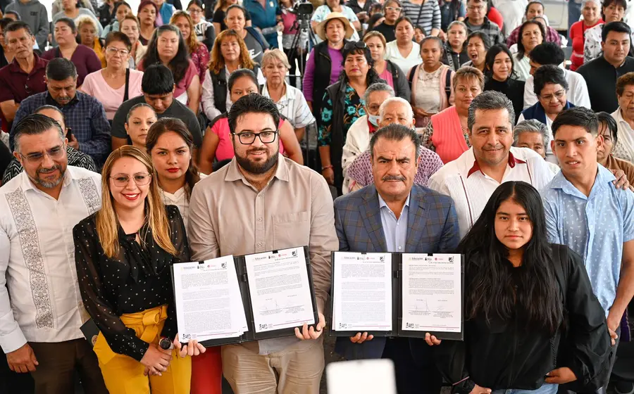 Firma de convenio educativo para atender a 22 mil mexiquenses mayores de 15 años que todavía no saben leer ni escribir.